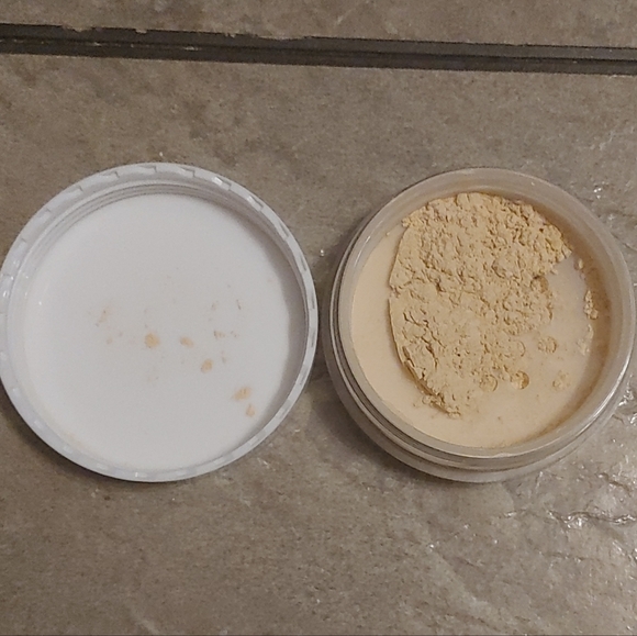Rachel Couture - Translucent Setting Powder - Picture 3 of 3